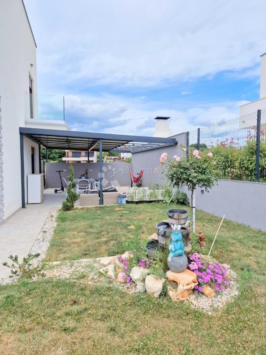 PARENZO (dintorni) - Nuova casa moderna, l'ultima della fila