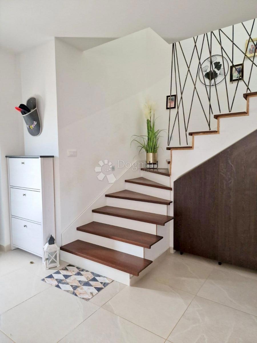 PARENZO (dintorni) - Nuova casa moderna, l'ultima della fila