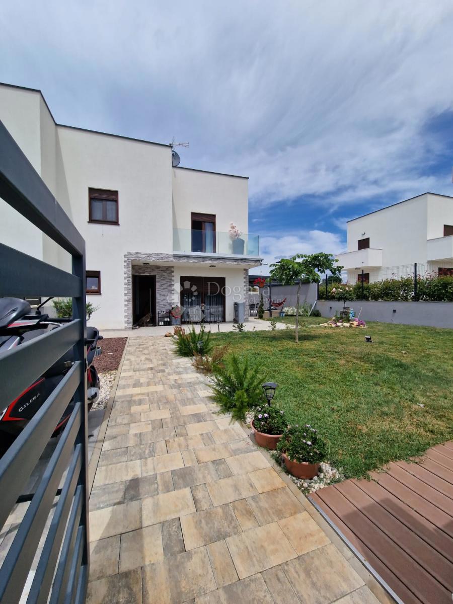 PARENZO (dintorni) - Nuova casa moderna, l'ultima della fila