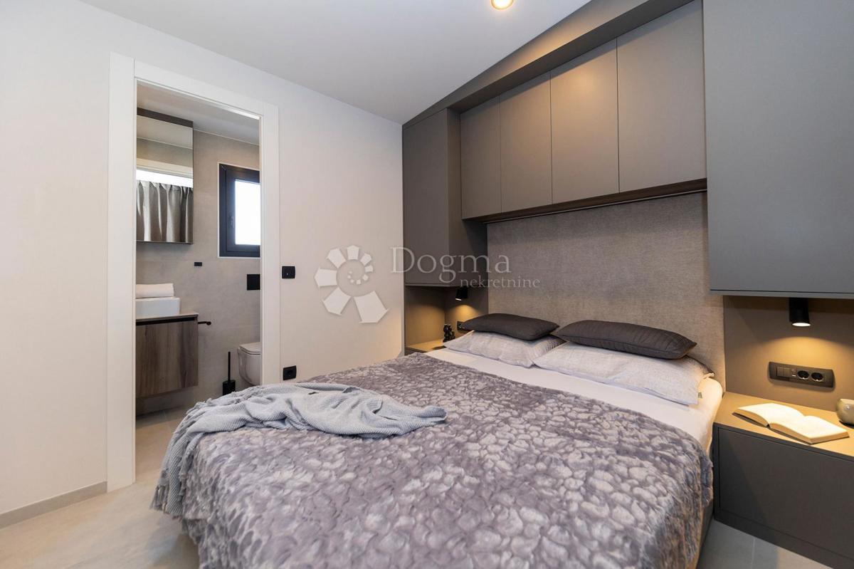 Terreno edificabile a Ražanac - posizione TOP! elettricità, acqua, casa mobile, a 600 metri dal mare!