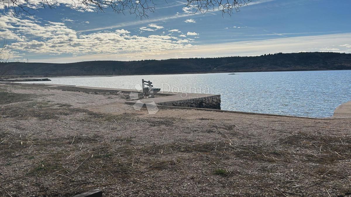 Terreno edificabile a Ražanac - posizione TOP! elettricità, acqua, casa mobile, a 600 metri dal mare!