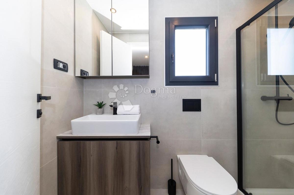Terreno edificabile a Ražanac - posizione TOP! elettricità, acqua, casa mobile, a 600 metri dal mare!