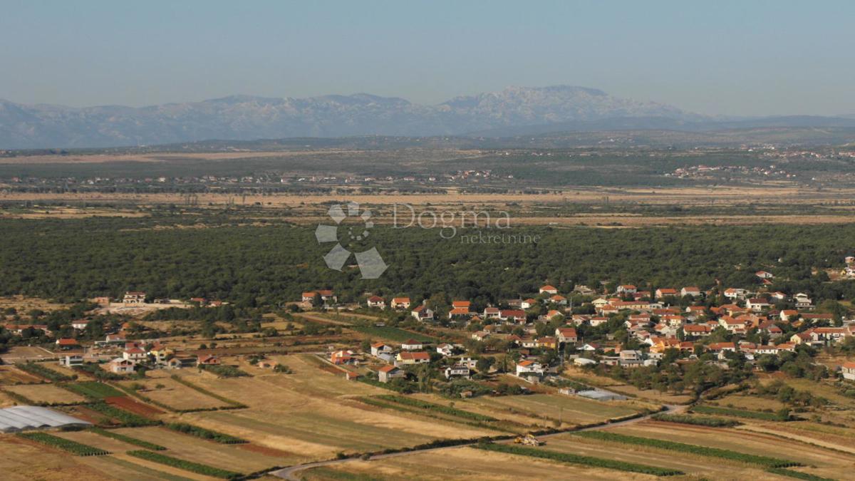 Terreno edificabile a Gorica – 1050 m², pianeggiante, vicino alla strada, con infrastruttura!