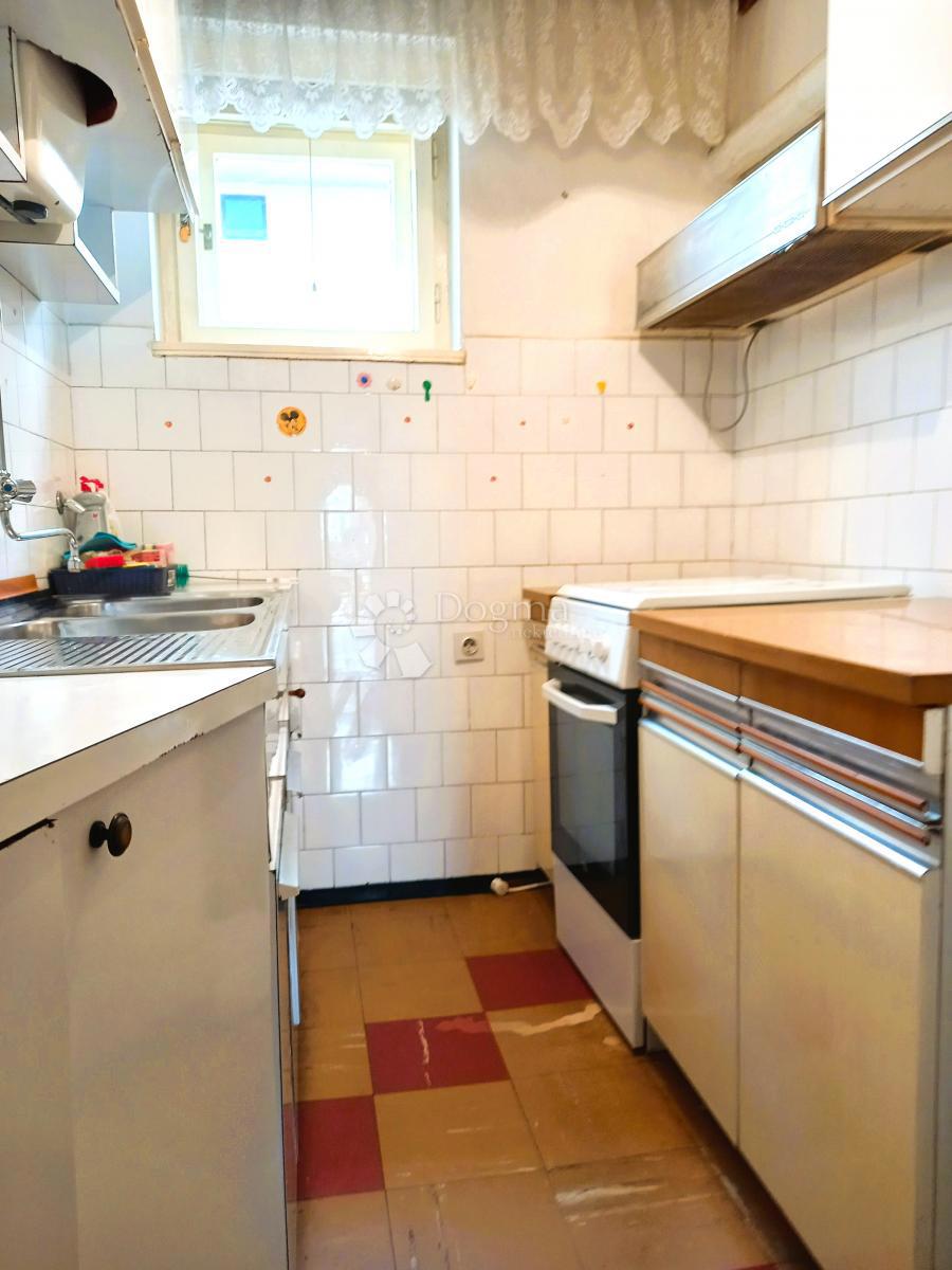 Rijeka, Pećine, 120 m dalla spiaggia