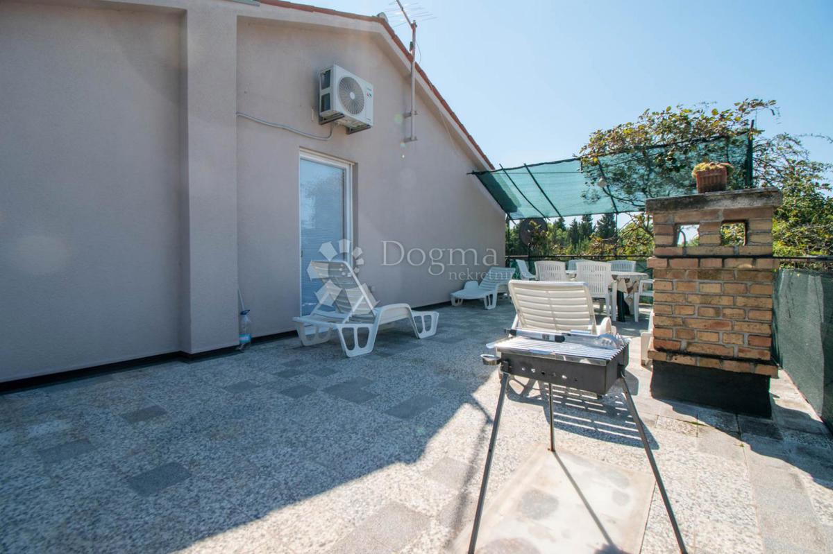 Appartamento in una posizione privilegiata a 200 m dalla spiaggia di Valkane con ampia terrazza e giardino!