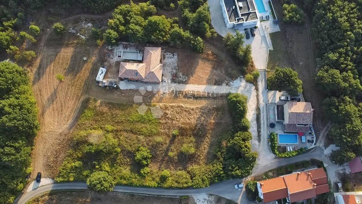 TERRENO SUPERIORE CON PERMESSO DI COSTRUZIONE VALIDO