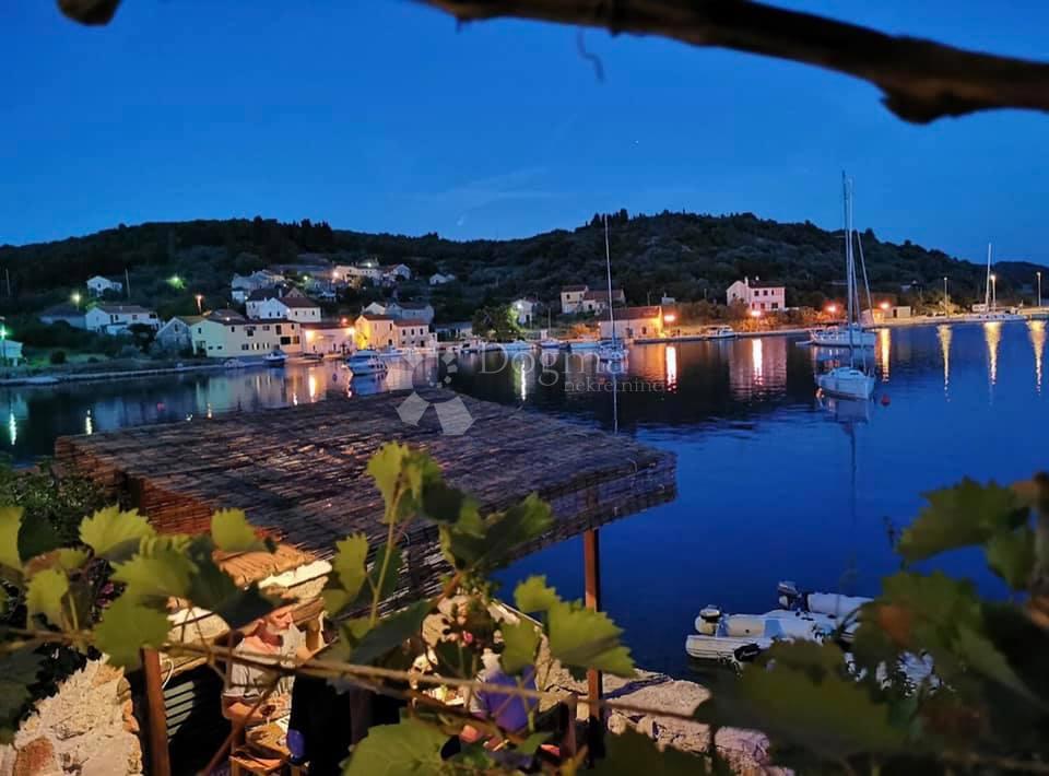Struttura di ristorazione 1a fila al mare – Mala Rava