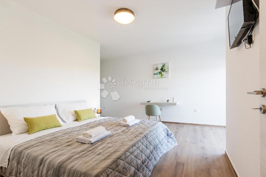 Villa moderna in posizione tranquilla, vicino alle spiagge naturali e al centro di Pola