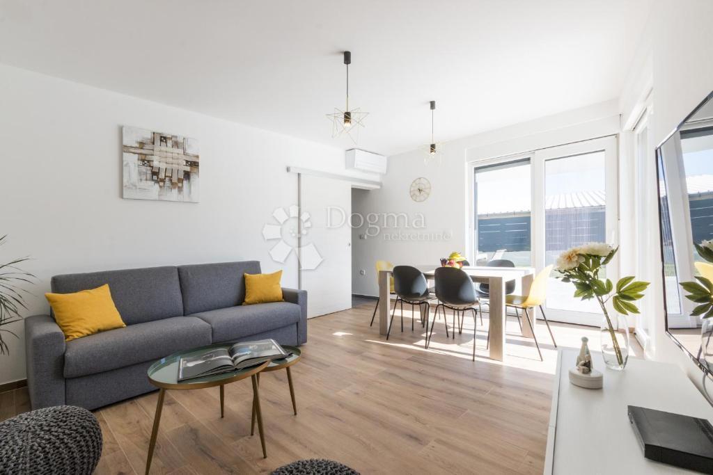 Villa moderna in posizione tranquilla, vicino alle spiagge naturali e al centro di Pola