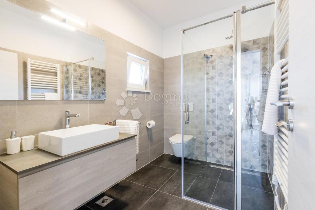 Villa moderna in posizione tranquilla, vicino alle spiagge naturali e al centro di Pola