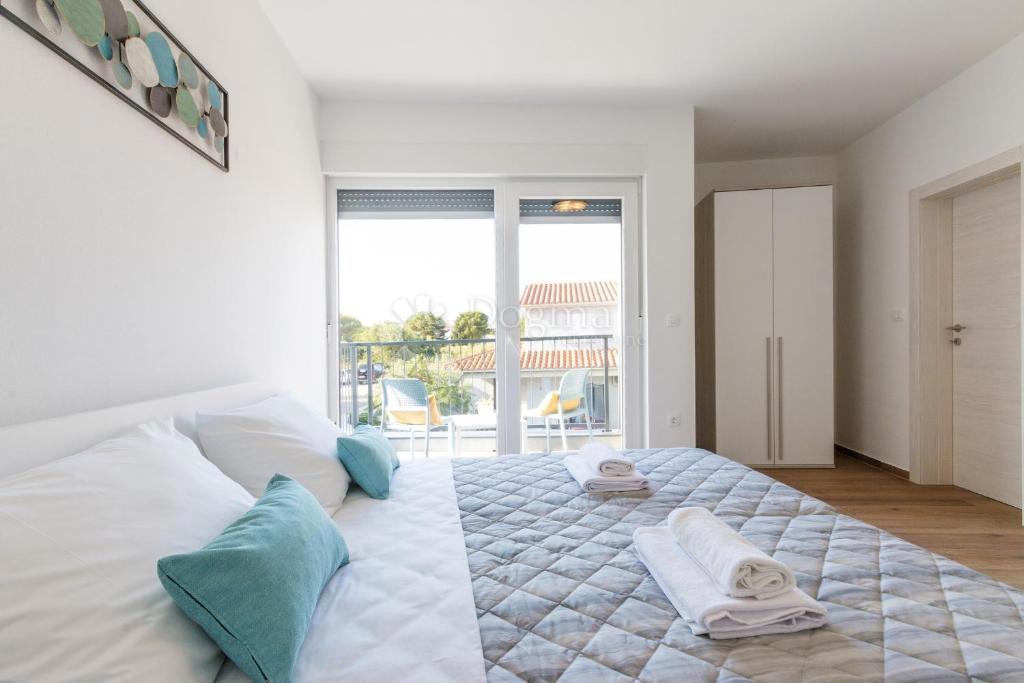 Villa moderna in posizione tranquilla, vicino alle spiagge naturali e al centro di Pola