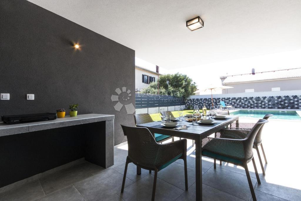 Villa moderna in posizione tranquilla, vicino alle spiagge naturali e al centro di Pola