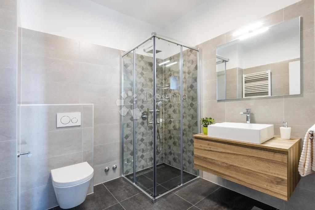 Villa moderna in posizione tranquilla, vicino alle spiagge naturali e al centro di Pola