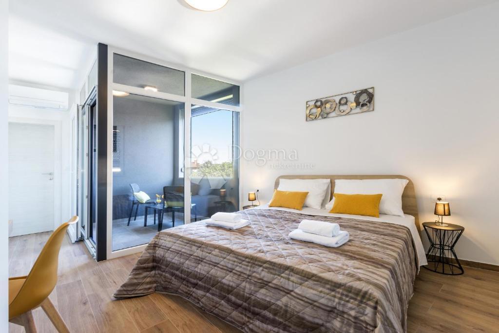 Villa moderna in posizione tranquilla, vicino alle spiagge naturali e al centro di Pola