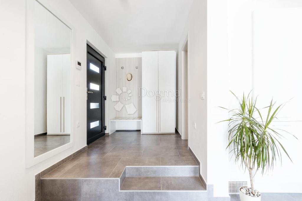 Villa moderna in posizione tranquilla, vicino alle spiagge naturali e al centro di Pola