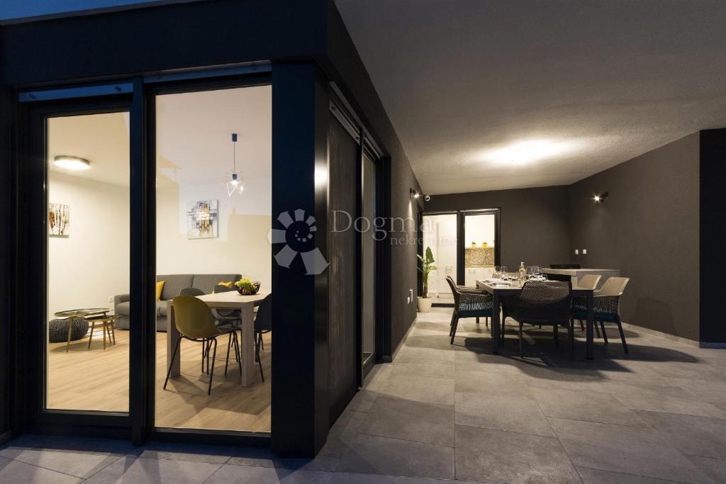 Villa moderna in posizione tranquilla, vicino alle spiagge naturali e al centro di Pola