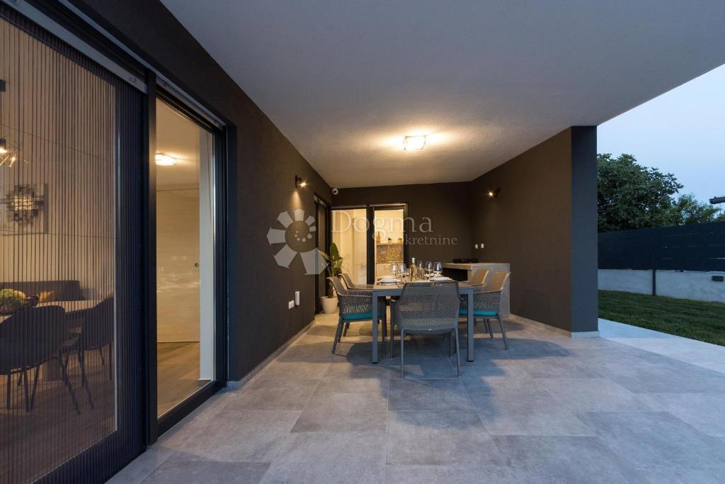 Villa moderna in posizione tranquilla, vicino alle spiagge naturali e al centro di Pola