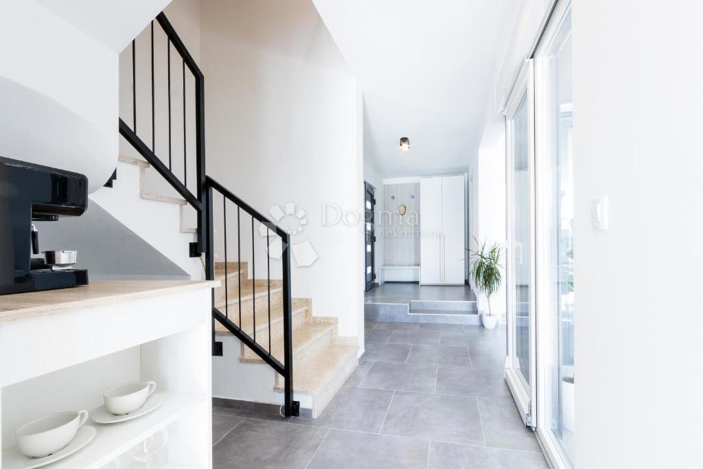 Villa moderna in posizione tranquilla, vicino alle spiagge naturali e al centro di Pola