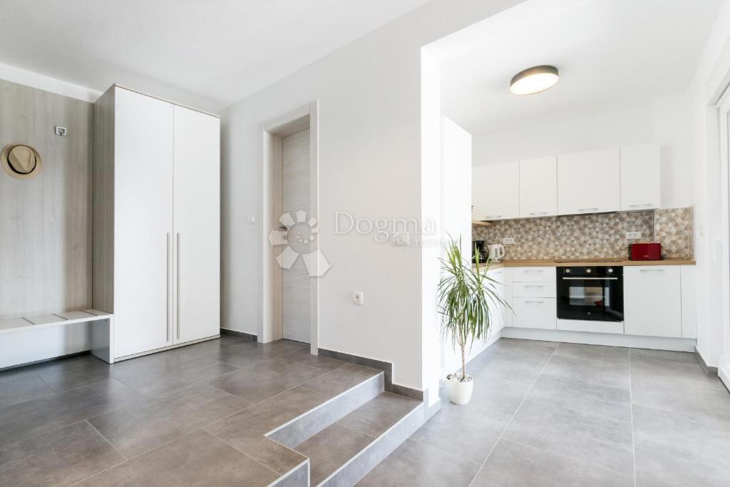 Villa moderna in posizione tranquilla, vicino alle spiagge naturali e al centro di Pola