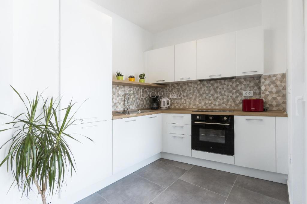 Villa moderna in posizione tranquilla, vicino alle spiagge naturali e al centro di Pola