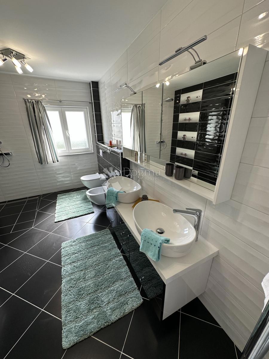 Casa Okrug Gornji, Okrug, 690m2