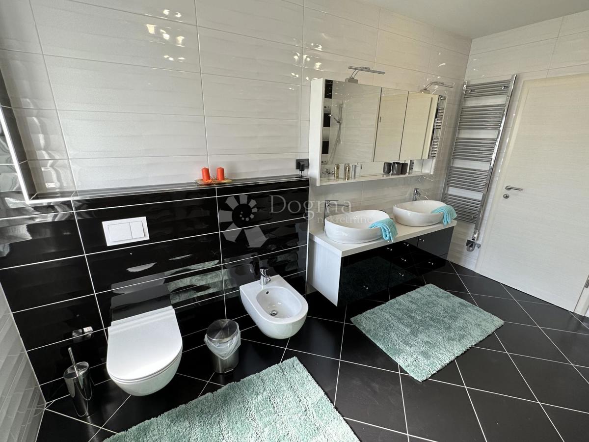 Casa Okrug Gornji, Okrug, 690m2