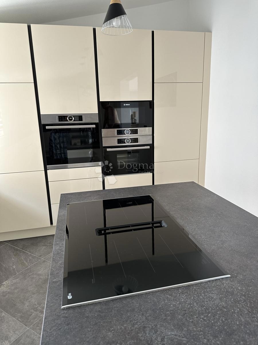 Casa Okrug Gornji, Okrug, 690m2