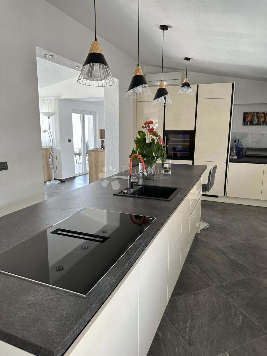 Casa Okrug Gornji, Okrug, 690m2