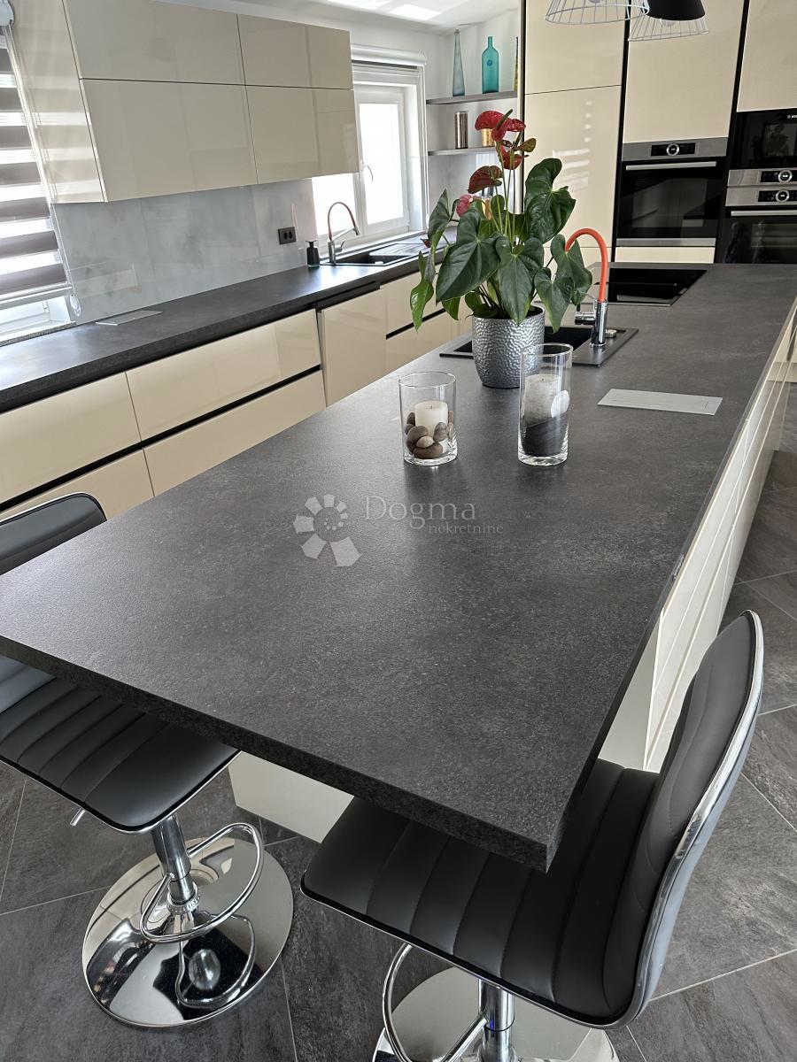 Casa Okrug Gornji, Okrug, 690m2