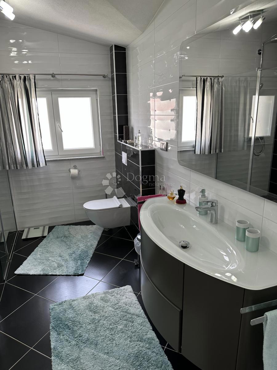 Casa Okrug Gornji, Okrug, 690m2