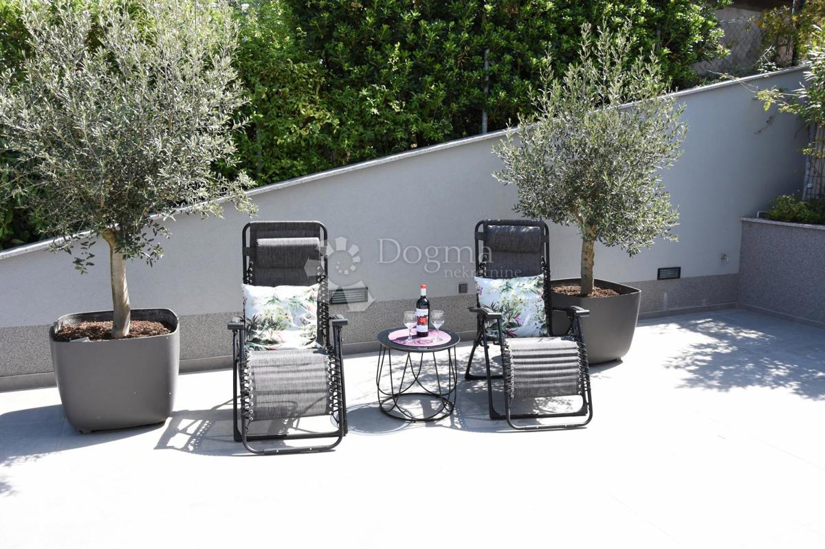 Casa Okrug Gornji, Okrug, 690m2