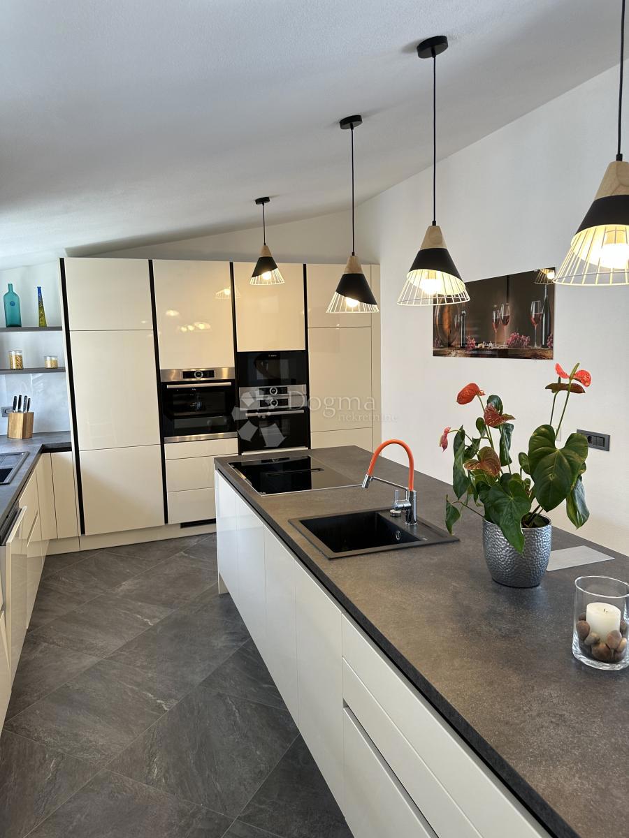 Casa Okrug Gornji, Okrug, 690m2