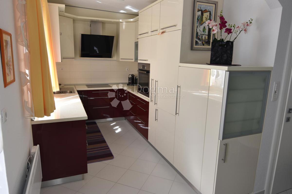 Casa Okrug Gornji, Okrug, 690m2