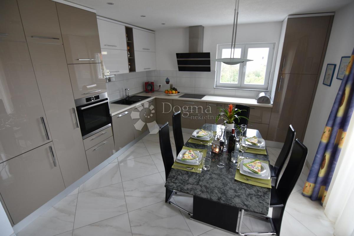 Casa Okrug Gornji, Okrug, 690m2