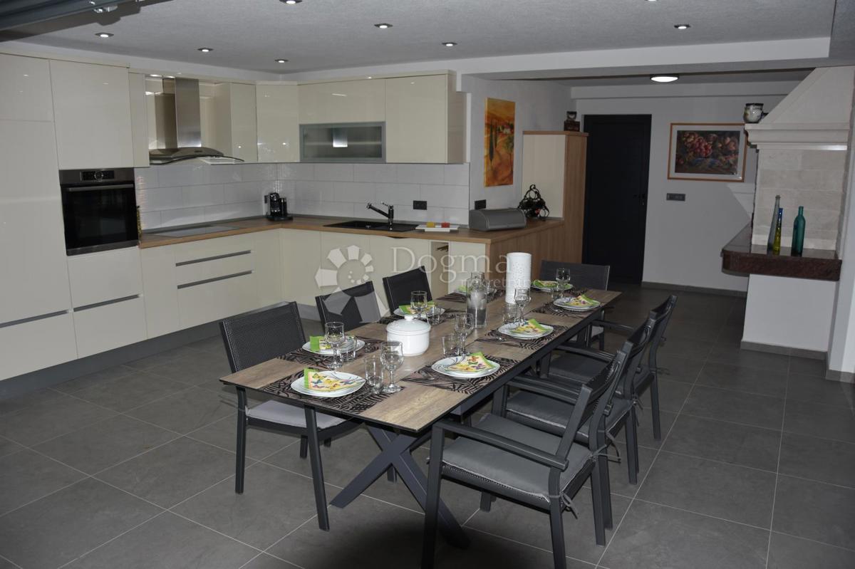 Casa Okrug Gornji, Okrug, 690m2