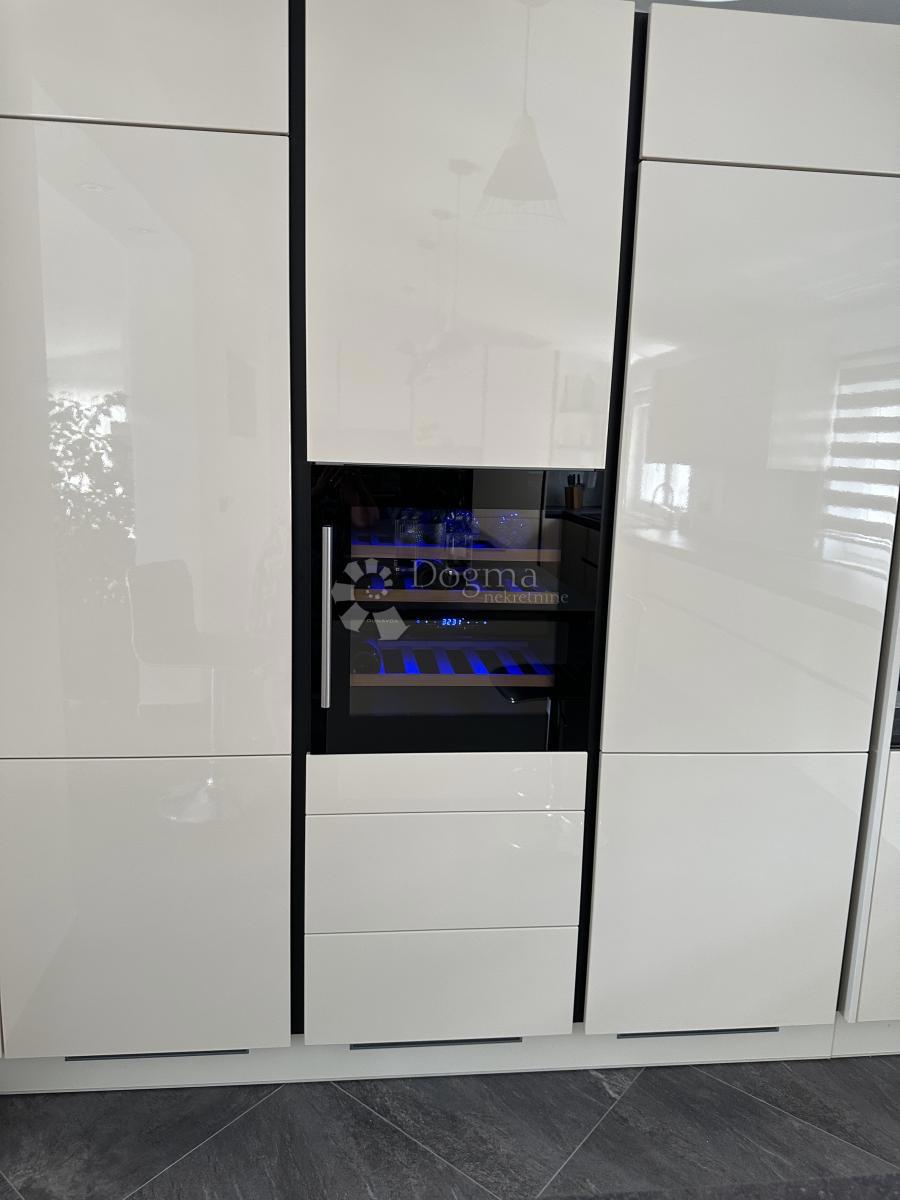 Casa Okrug Gornji, Okrug, 690m2