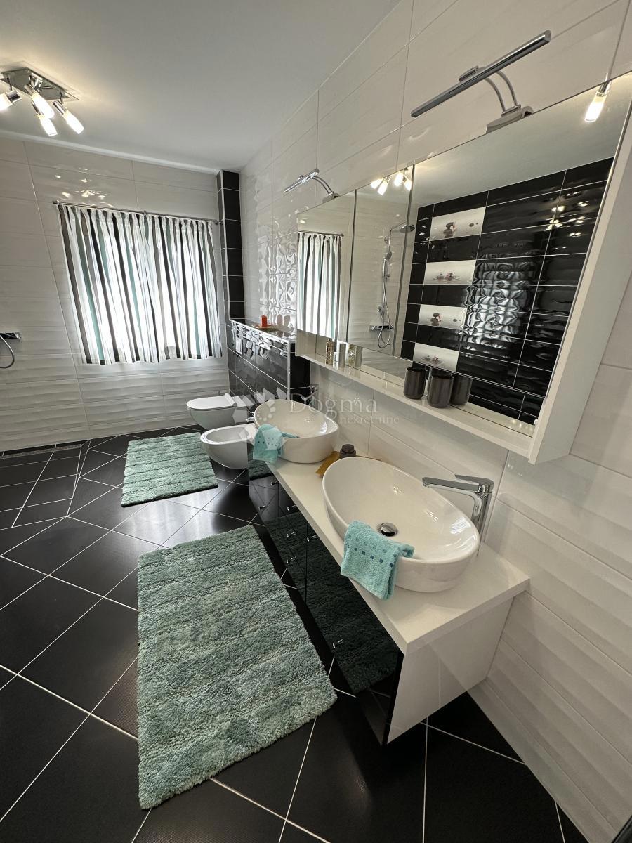 Casa Okrug Gornji, Okrug, 690m2