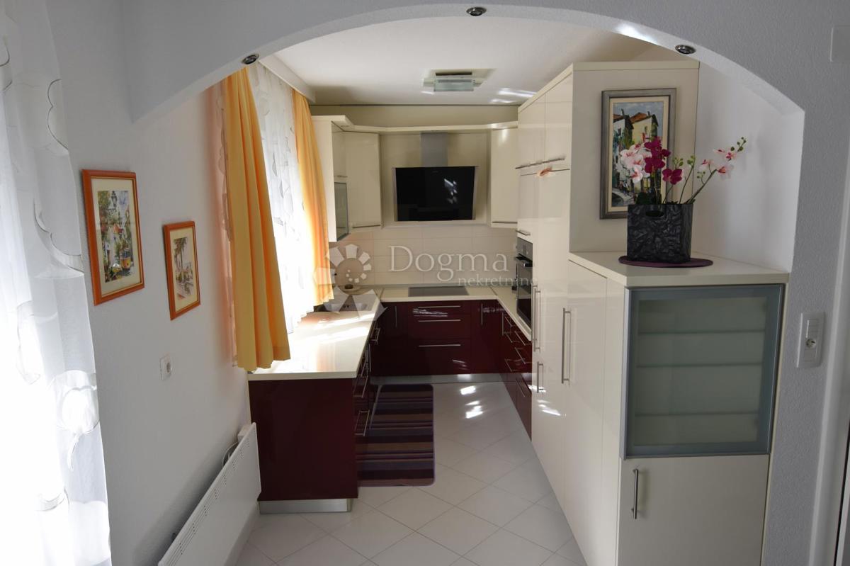 Casa Okrug Gornji, Okrug, 690m2