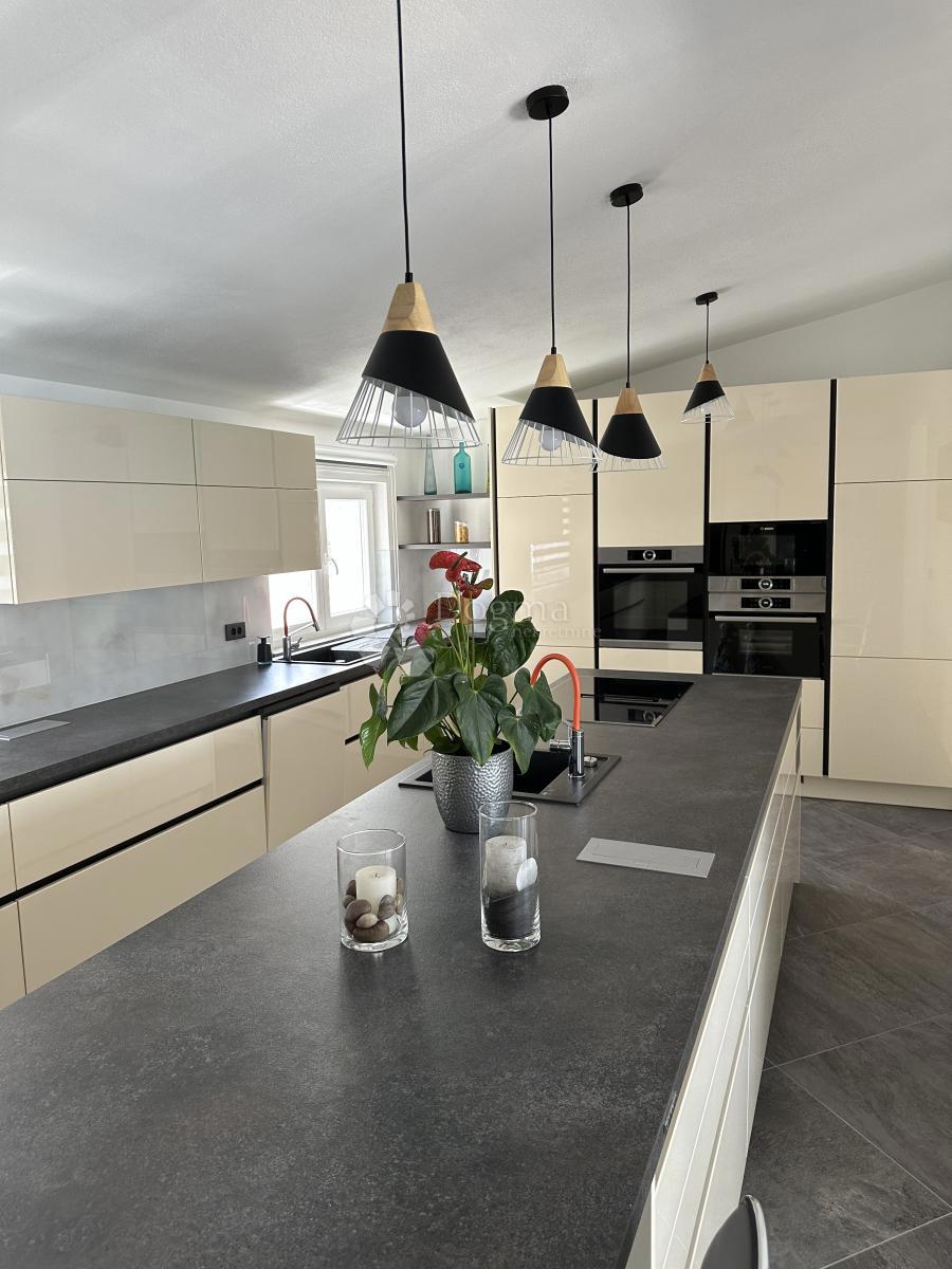 Casa Okrug Gornji, Okrug, 690m2