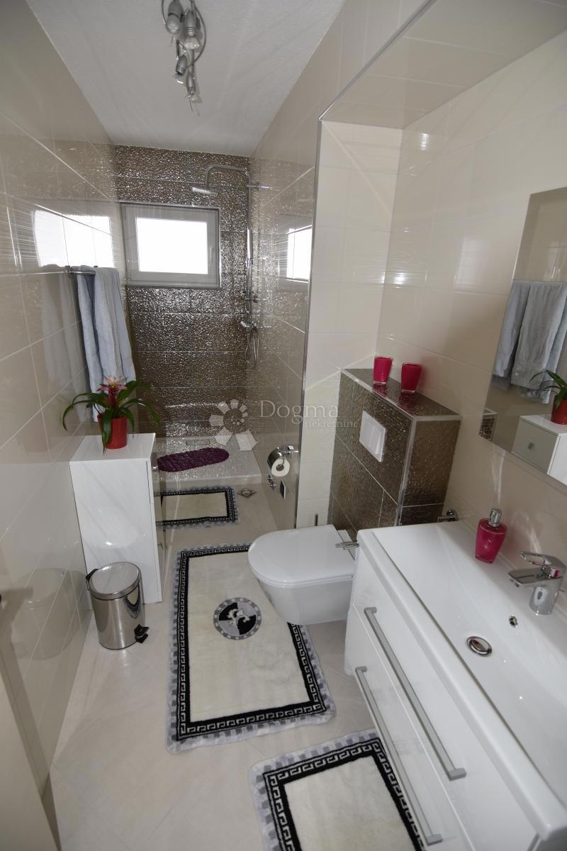 Casa Okrug Gornji, Okrug, 690m2