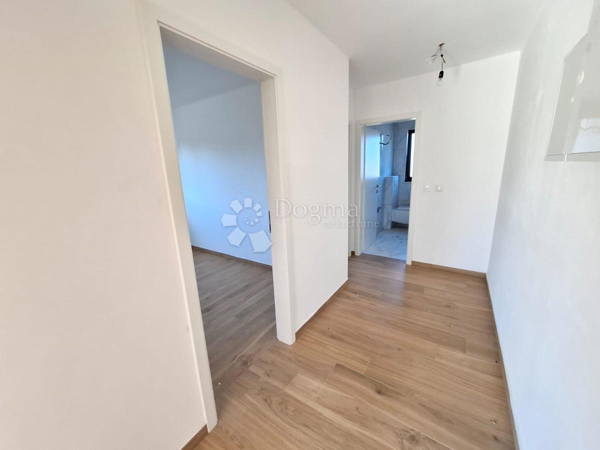 PARENZO (dintorni) - Appartamento in un nuovo edificio con 2 camere da letto + soggiorno