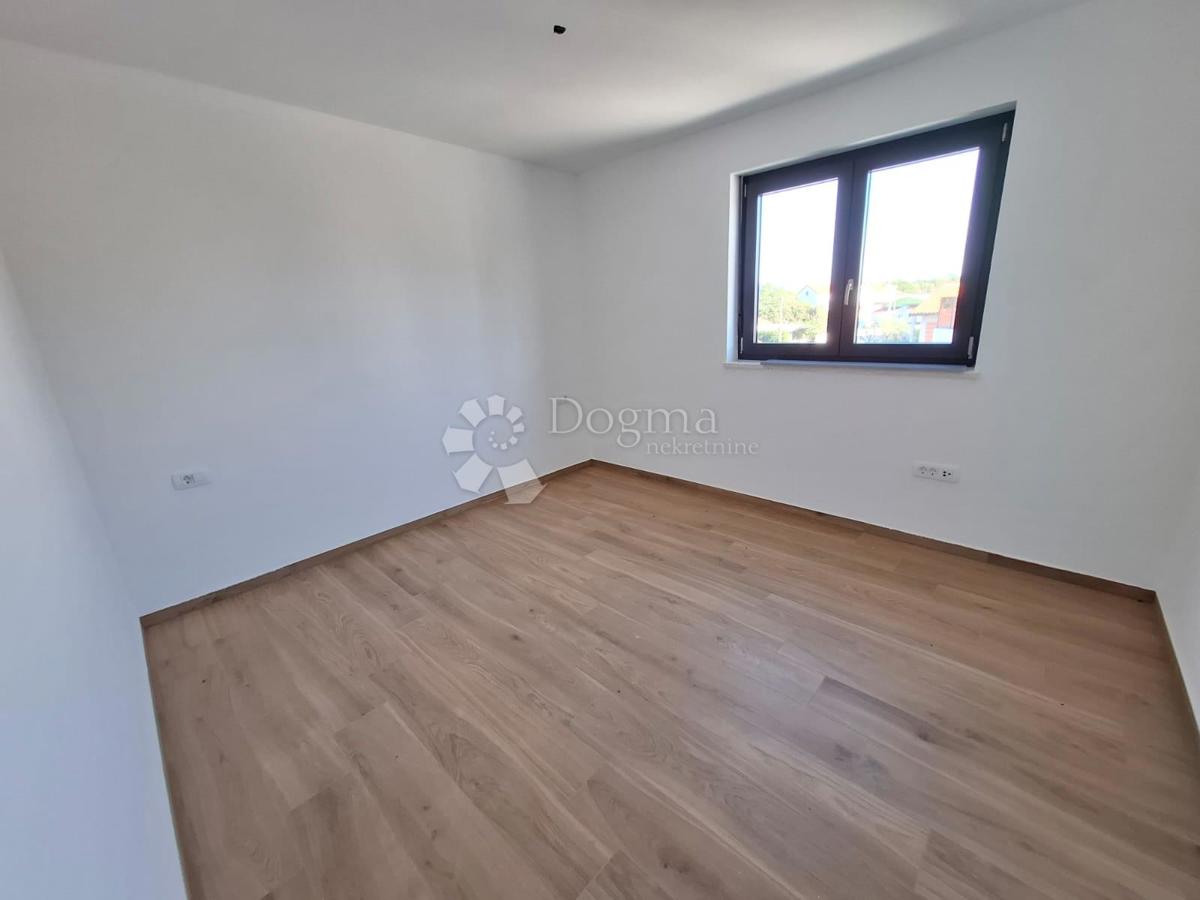 PARENZO (dintorni) - Appartamento in un nuovo edificio con 2 camere da letto + soggiorno