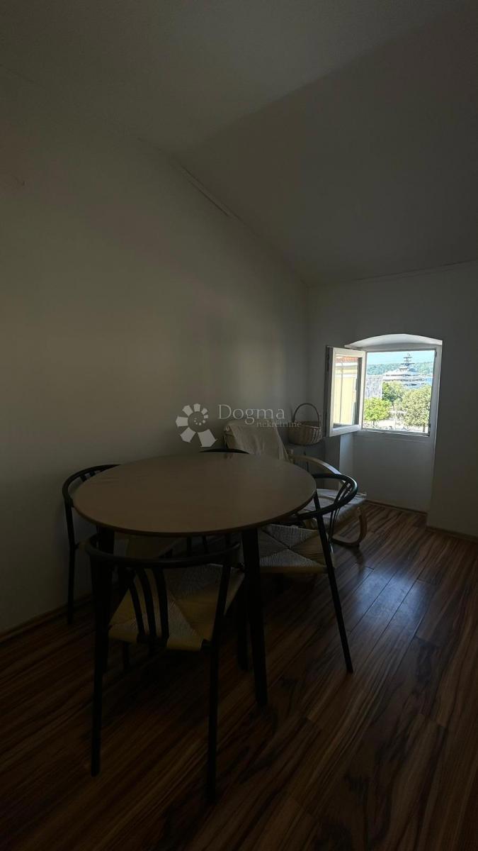 OCCASIONE DI INVESTIMENTO - 2 APPARTAMENTI NEL CENTRO DI ROVIGNO!