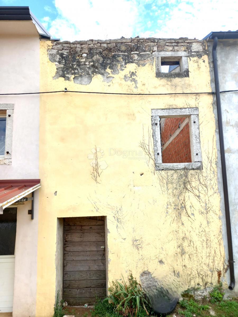Istria, Tar, casa in pietra in rovina