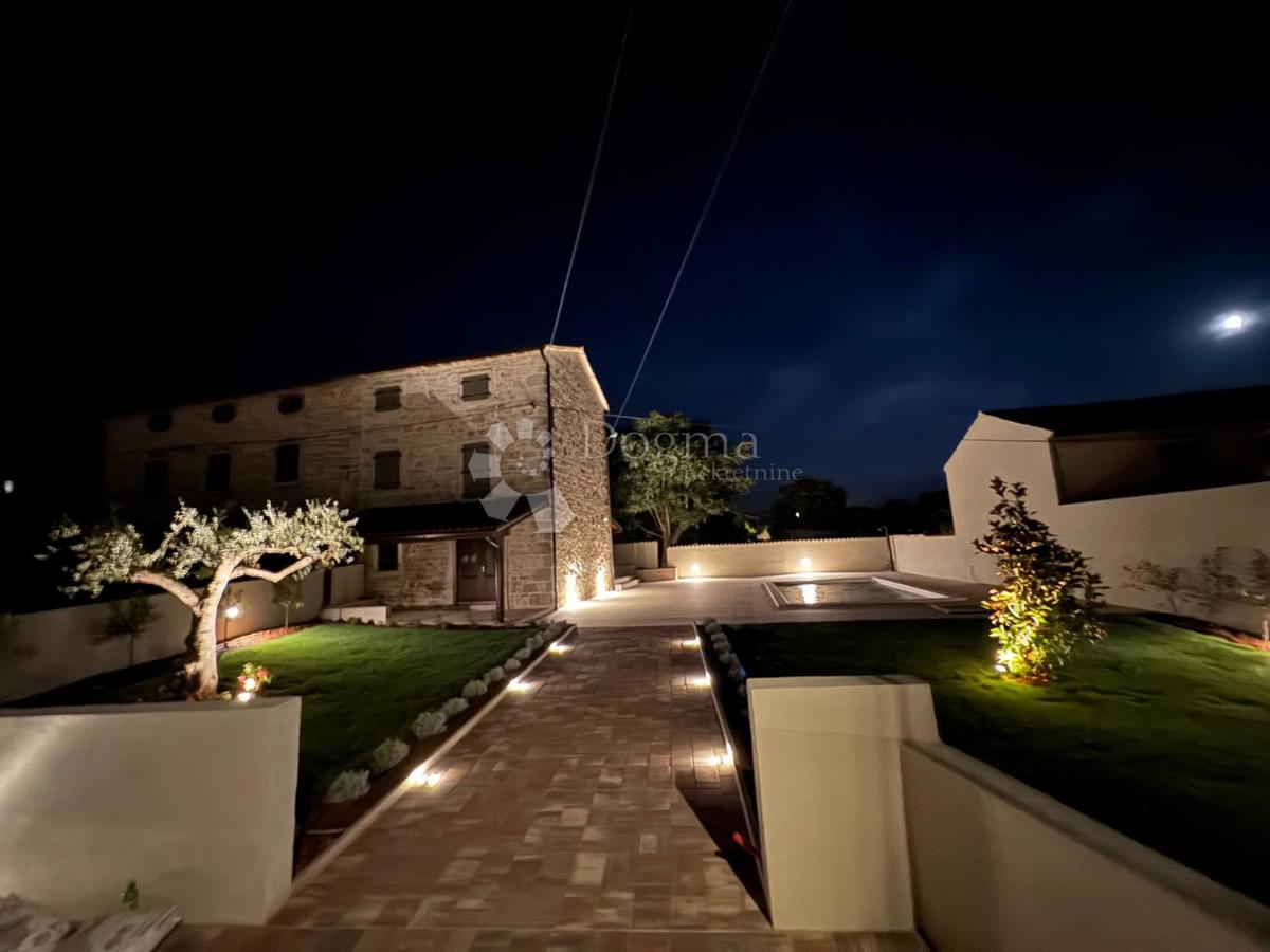 Autentica bellezza istriana recentemente ristrutturata con vista sul mare