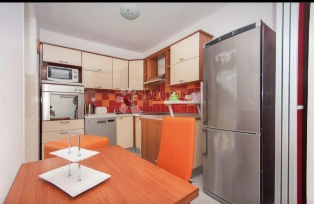 Duće, Dugi Rat – 49 m², 3° piano, parcheggio, vista mare