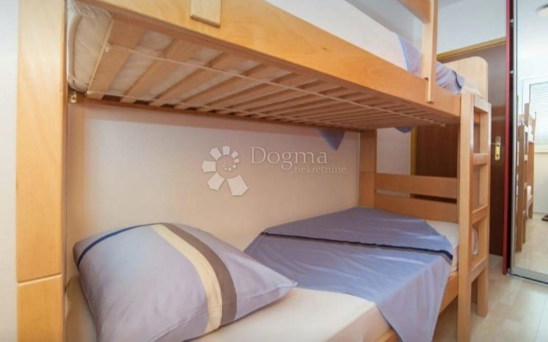 Duće, Dugi Rat – 49 m², 3° piano, parcheggio, vista mare
