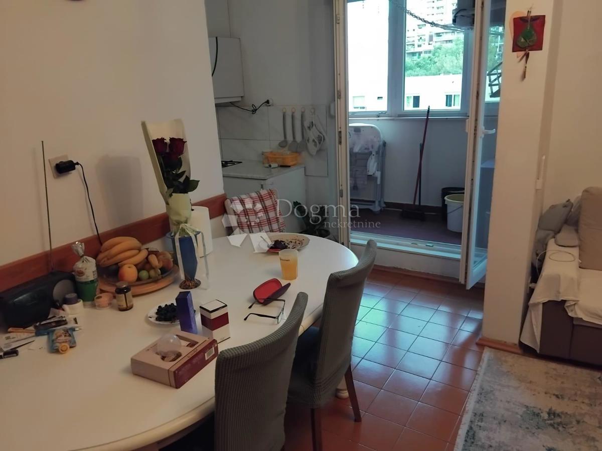 IN VENDITA – AMPIO APPARTAMENTO CON 4 CAMERE A ŽNJAN, SPALATO