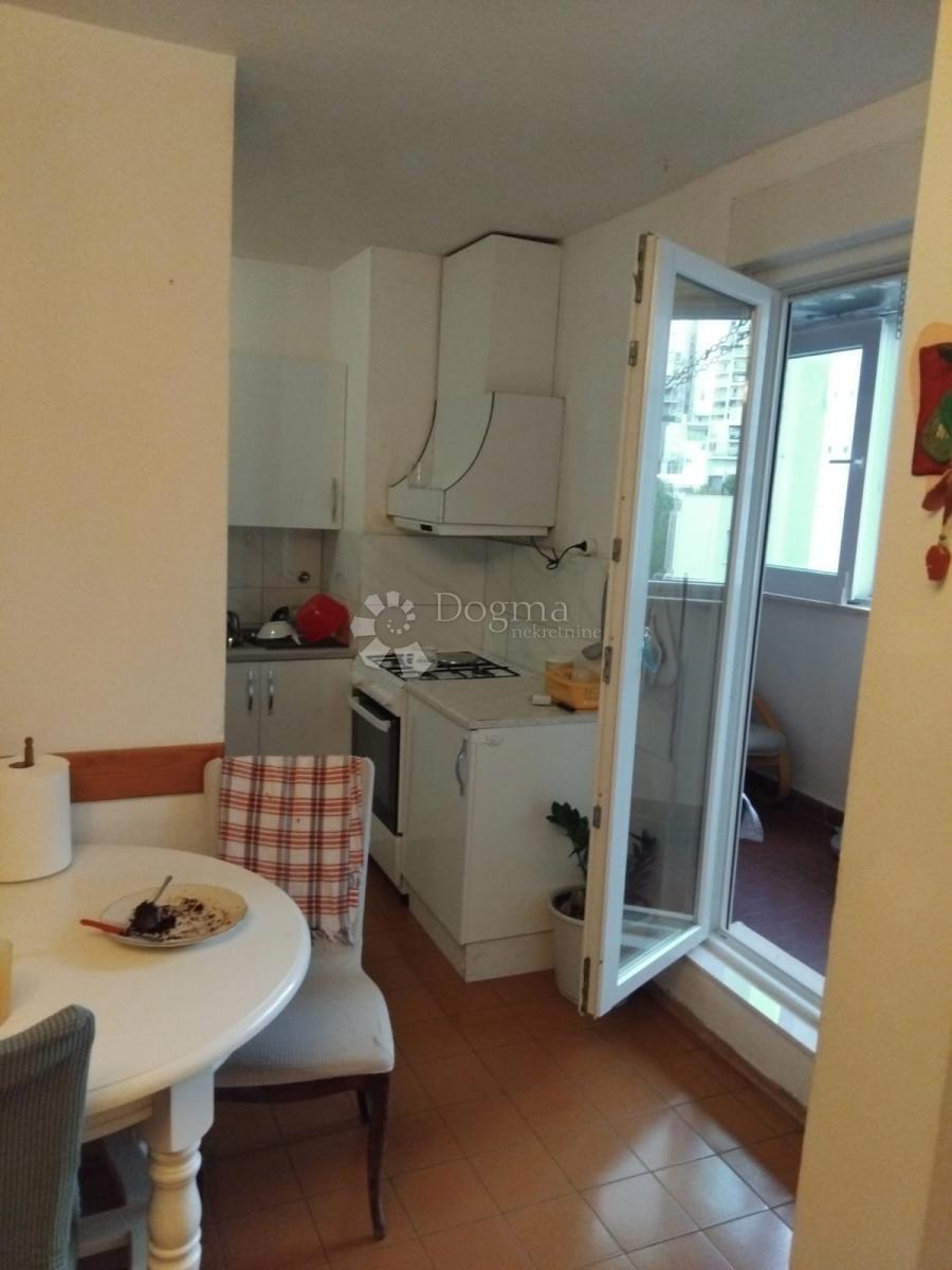 IN VENDITA – AMPIO APPARTAMENTO CON 4 CAMERE A ŽNJAN, SPALATO