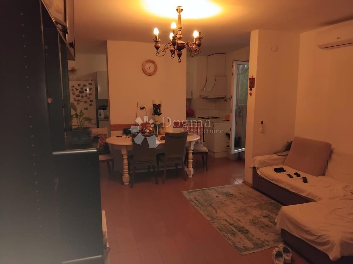 IN VENDITA – AMPIO APPARTAMENTO CON 4 CAMERE A ŽNJAN, SPALATO